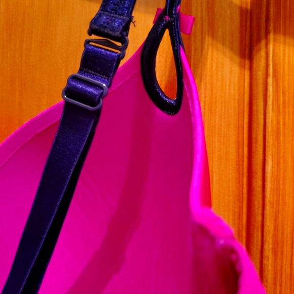 Bra demi NWT 38D Victoria Secret 5 ways to wear it deep pink with black straps - Picture 6 of 8